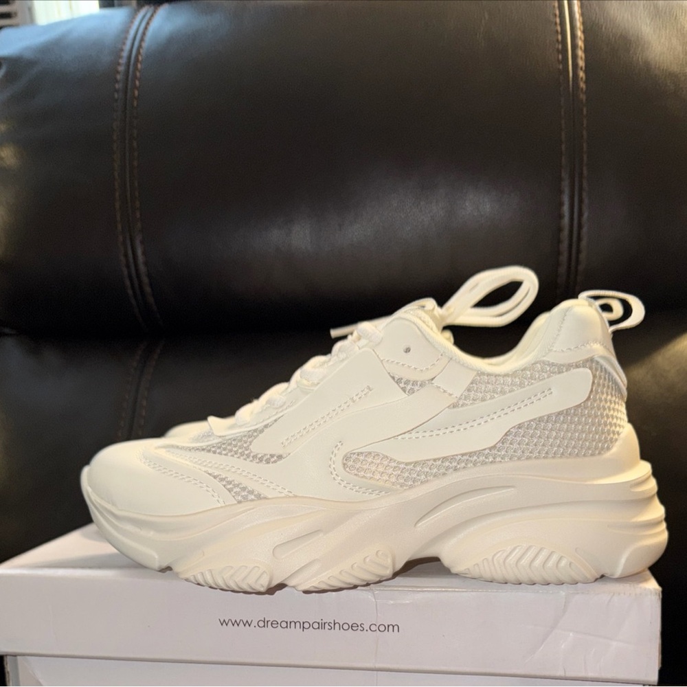 Women Dream pair  White chunky Sneakers Size 7.5 New In The Box